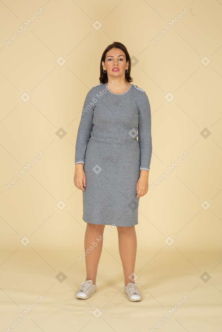 Vue de face d'une femme en robe grise