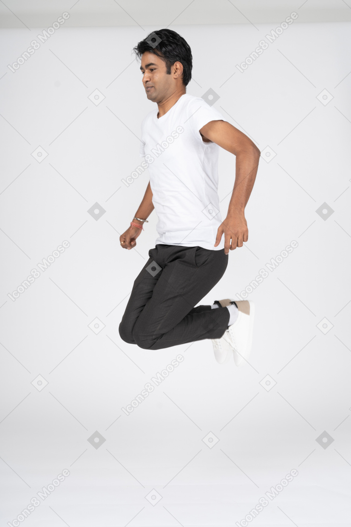 Uomo in maglietta bianca che salta