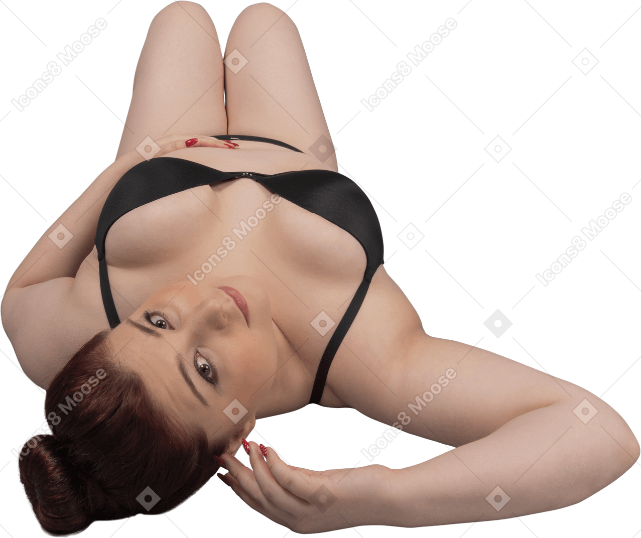 Чувственная женщина больших размеров в черном нижнем белье лежит на полу