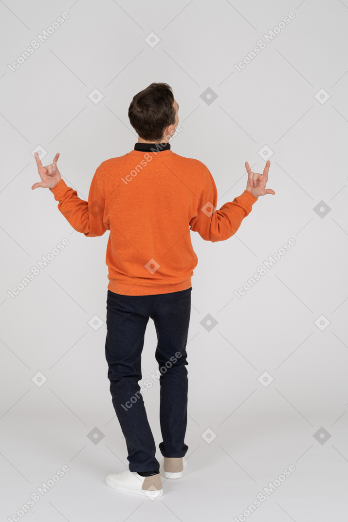 Junger mann im orangefarbenen sweatshirt stehend