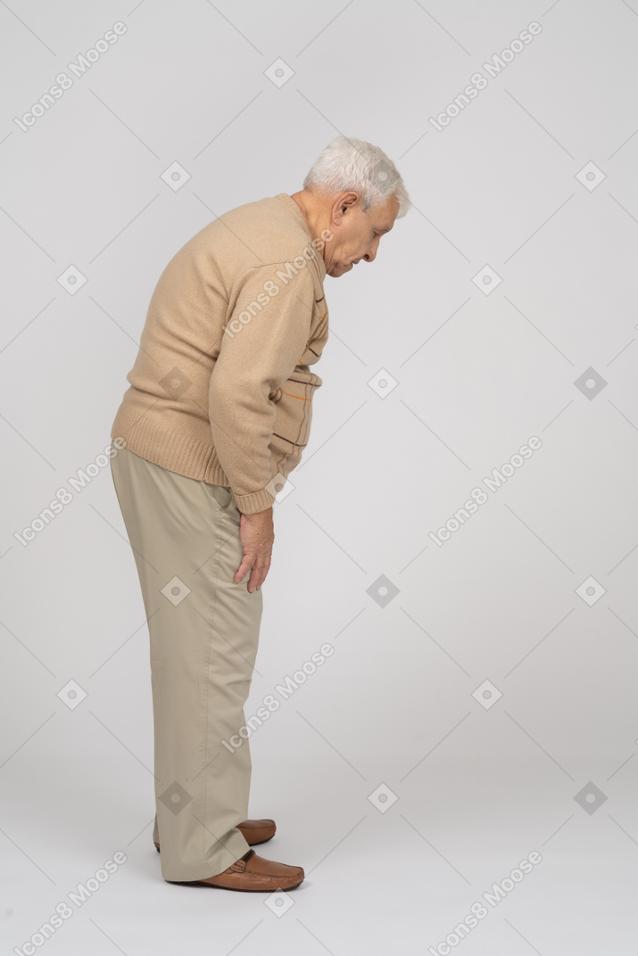 Seitenansicht eines traurigen alten mannes in freizeitkleidung