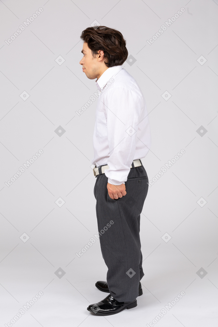 Vista lateral de un joven oficinista mirando a un lado