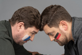 Vue latérale de deux fans de football masculins