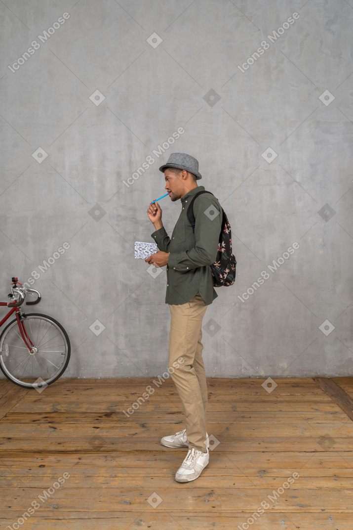 Hombre mirando algo y tomando notas