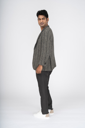 Мужчина в костюме стоя