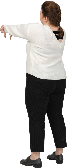 Donna grassoccia in maglione bianco che mostra i pollici in giù
