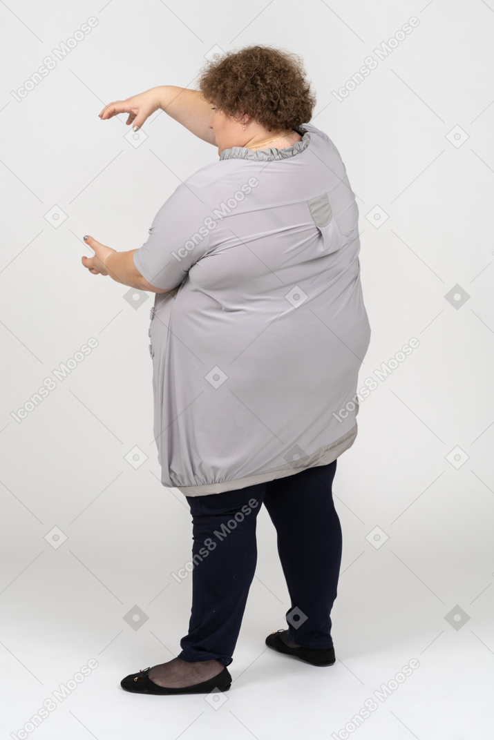 Mujer midiendo algo grande