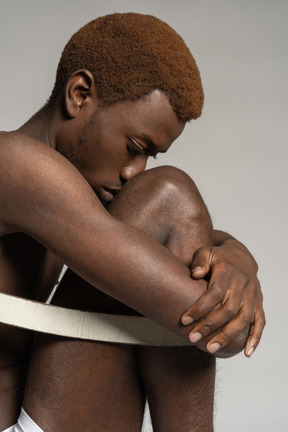 Un homme attaché avec une ceinture blanche