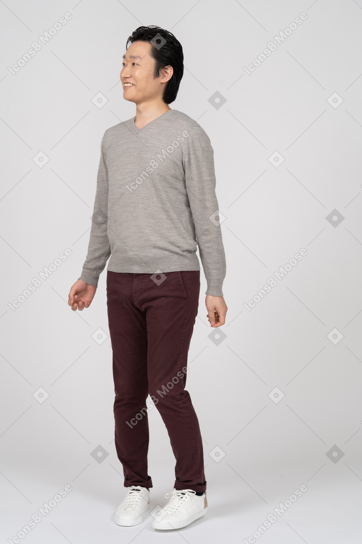 Mann in freizeitkleidung stehend