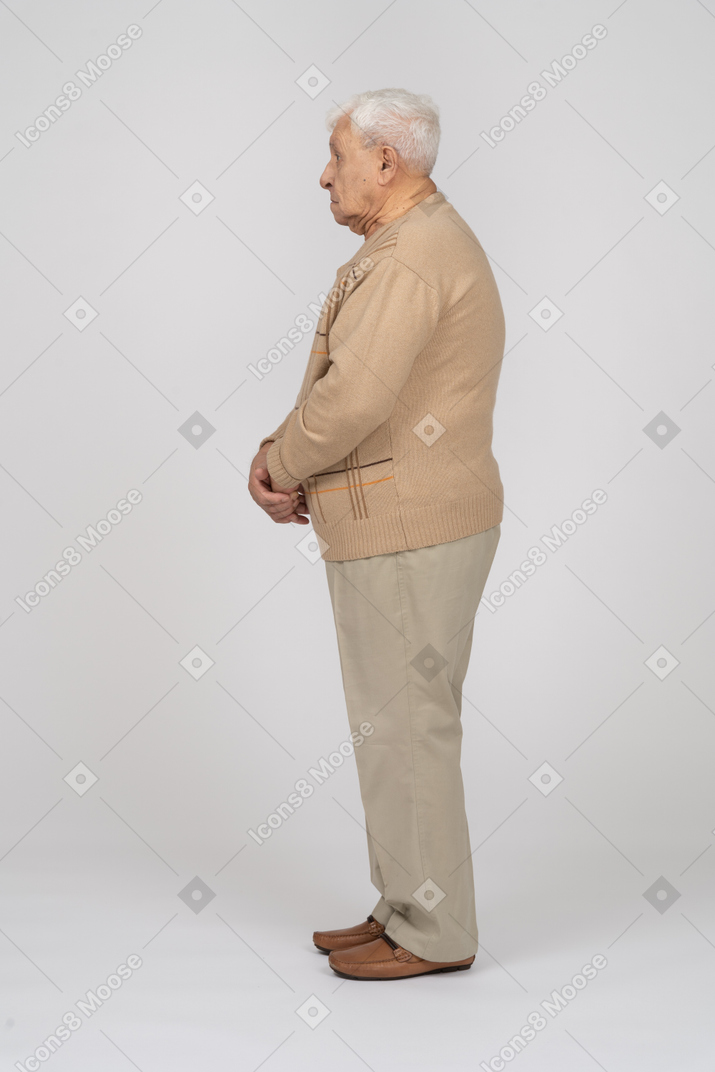 プロファイルに立っているカジュアルな服装の老人