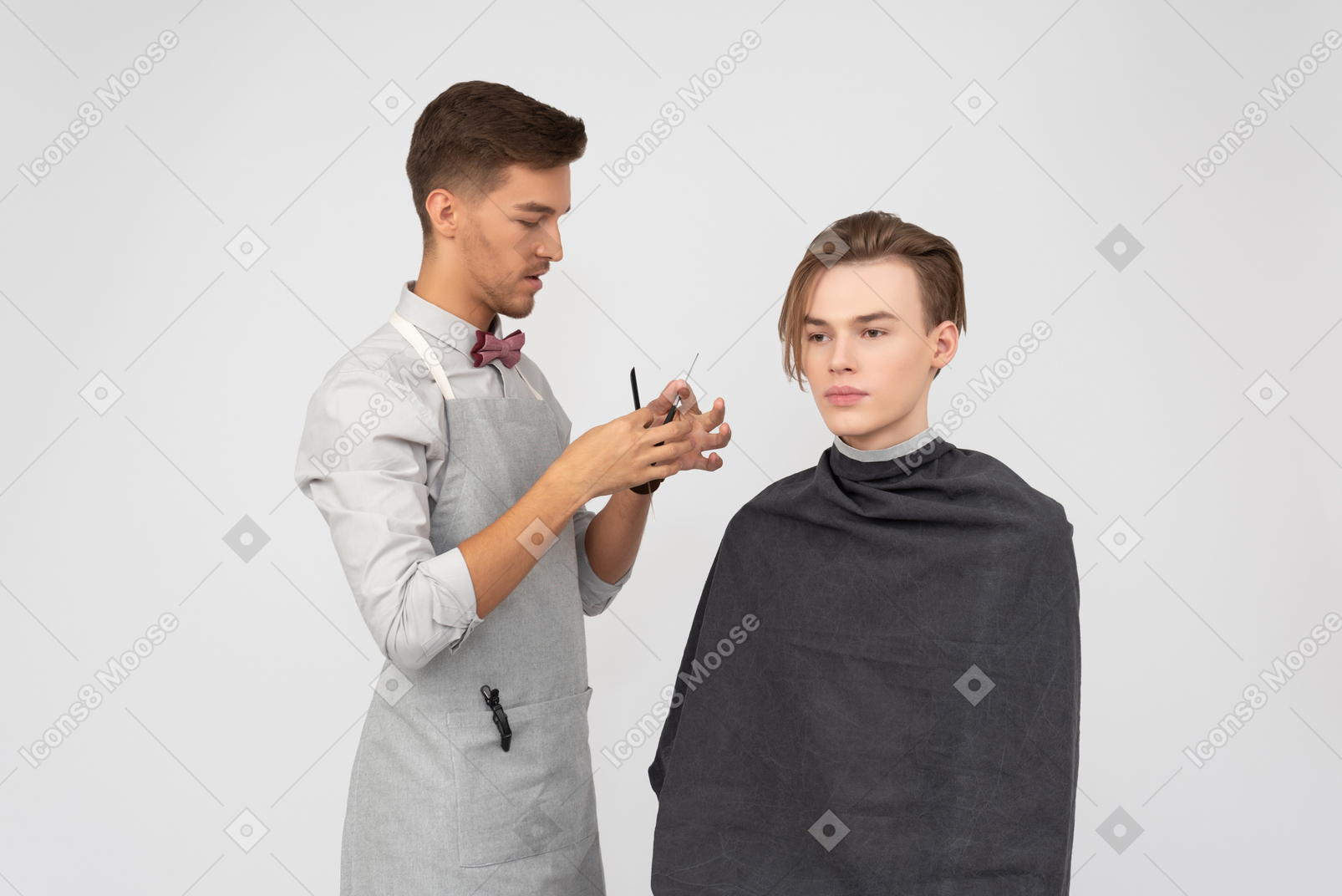 Ein junger friseur und sein klient