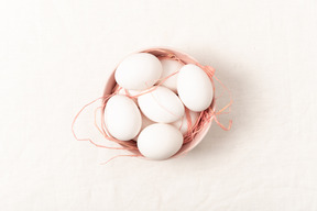 Una canasta con huevos de pascua