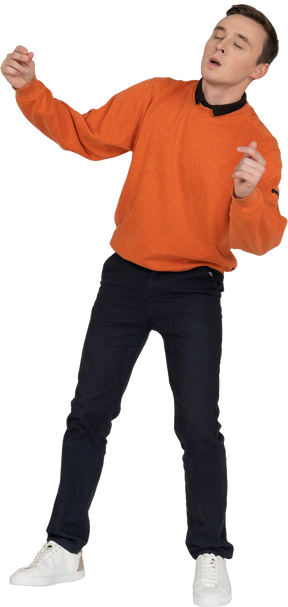 오렌지 셔츠 춤에서 젊은 남자