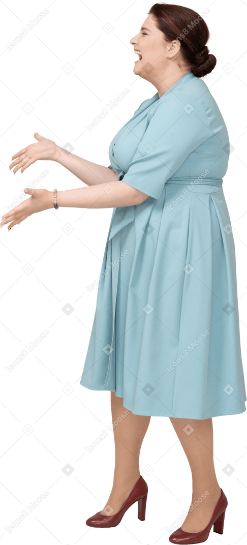 Vista laterale di una donna felice in abito blu che gesticola