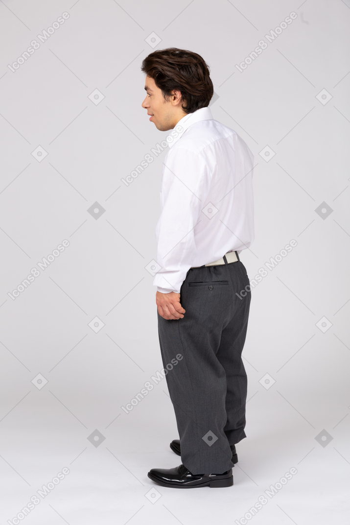 Seitenansicht eines mannes in lässiger geschäftskleidung, der wegschaut