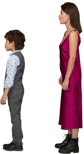 Donna in abito rosso e ragazzo di profilo