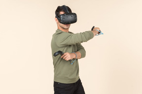 Joven caucásico jugando un juego de realidad virtual