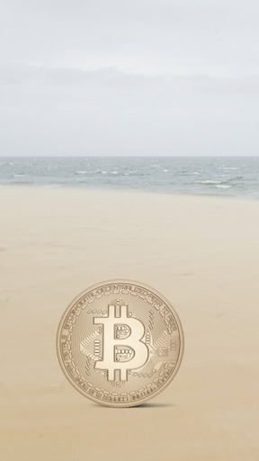 Criptomoneda bitcoin en la playa