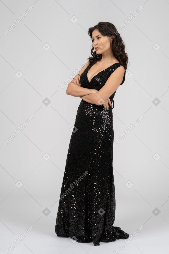 Linda mulher descontente no vestido de noite preto