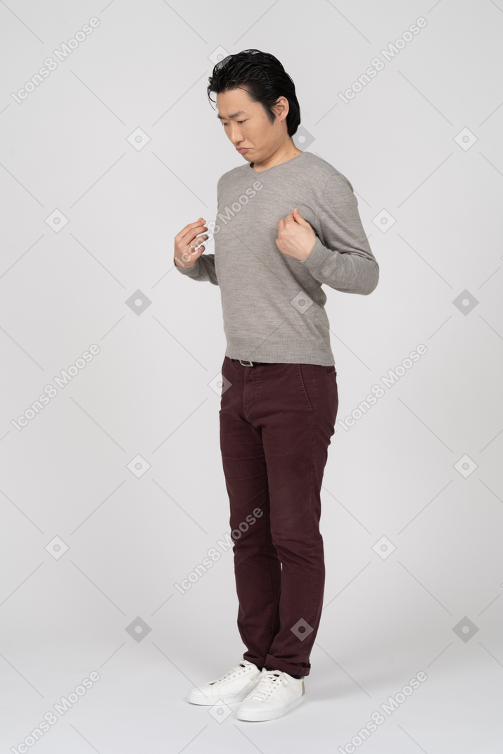 Hombre en ropa casual posando