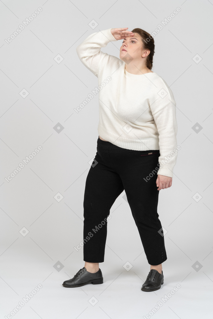 Vista laterale di una donna di taglie forti in abiti casual in cerca di qualcuno