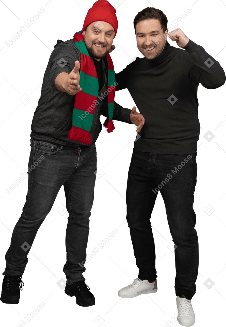 Vista frontal de dois fãs de futebol masculino gesticulando apontando o dedo