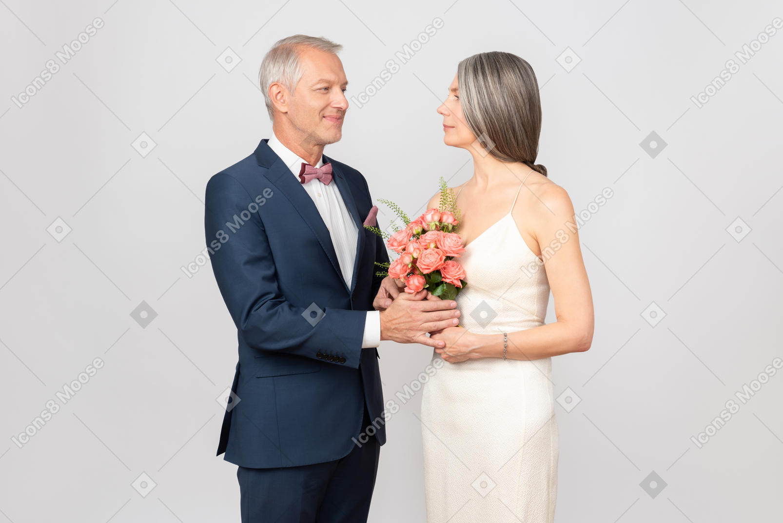 Hermosa pareja de mediana edad en el día de su boda.