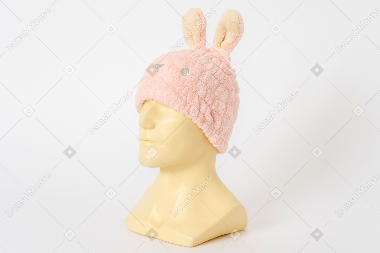 Розовая шапка кролика на голове манекенщицы
