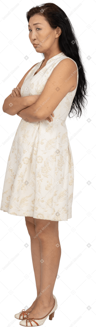 Mujer en hermoso vestido de pie