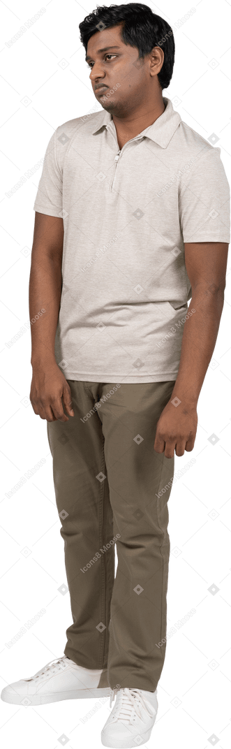 Hombre en ropa casual de pie