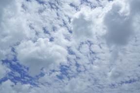 Blauer bewölkter himmel