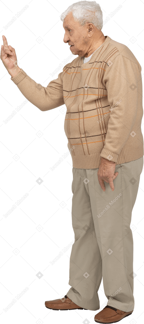 Vista lateral de um velho em roupas casuais, mostrando o gesto de rock