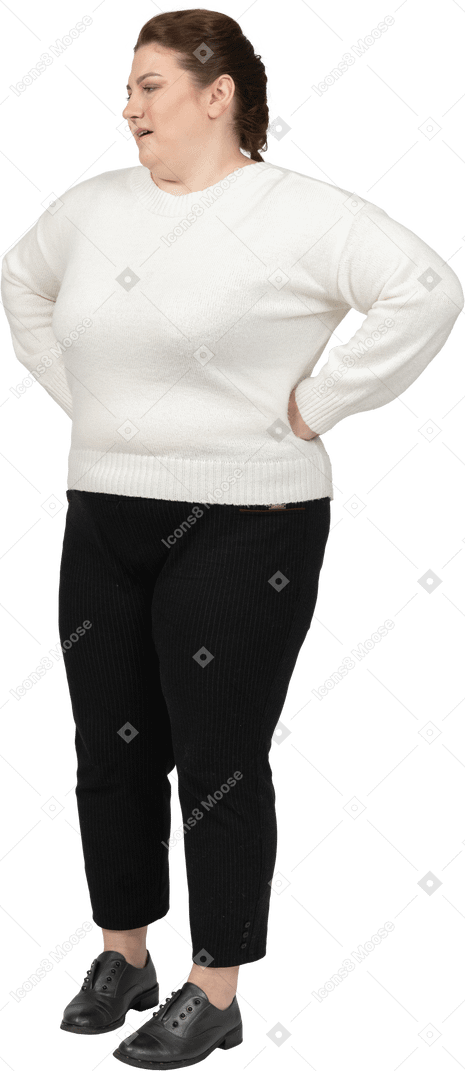 Mulher gorda com roupas casuais em pé com as mãos na cintura
