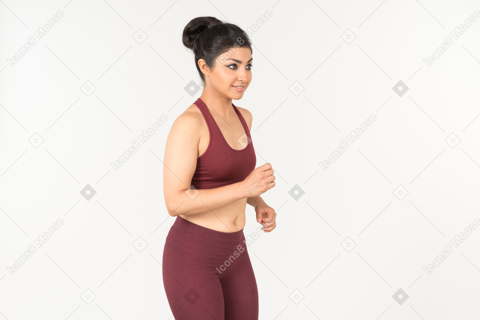 Индийская девушка в спортивной одежде бег