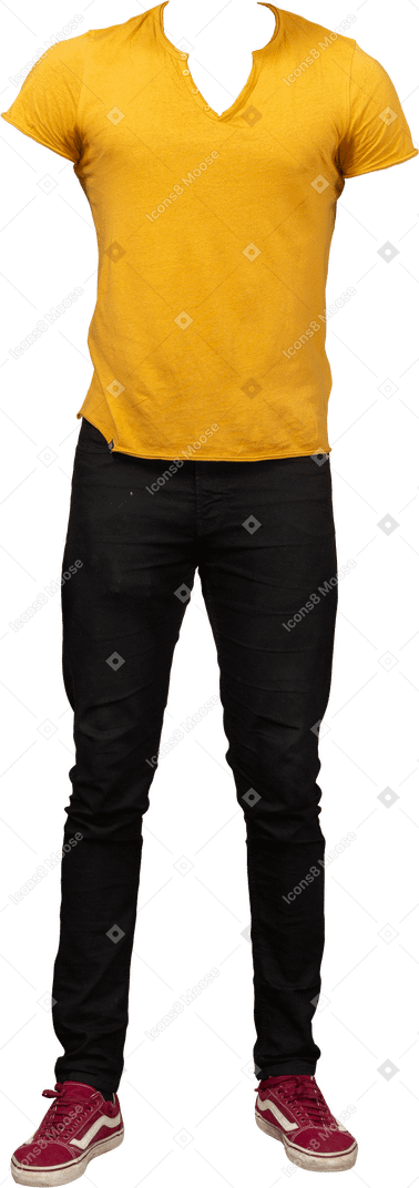 Желтая футболка с v-образным вырезом и черные джинсы