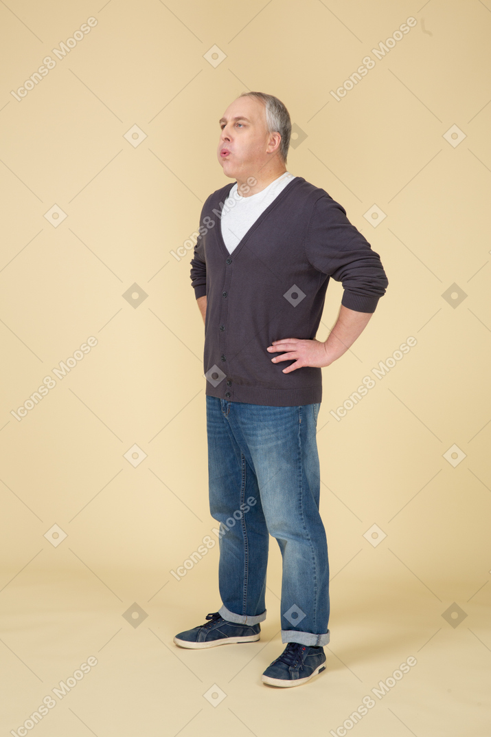 Hombre en ropa casual de pie