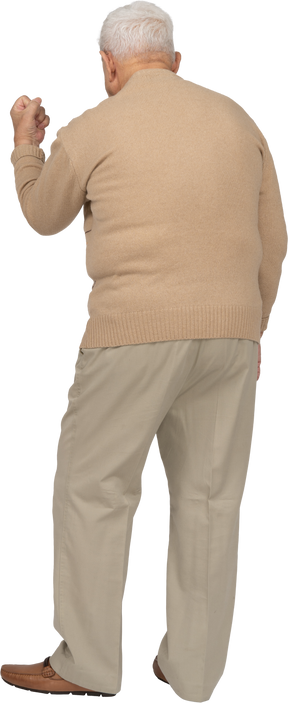 Vista traseira de um velho em roupas casuais, mostrando o punho