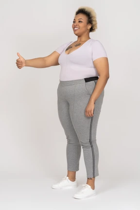 Alegre, mujer negra, actuación, pulgar arriba