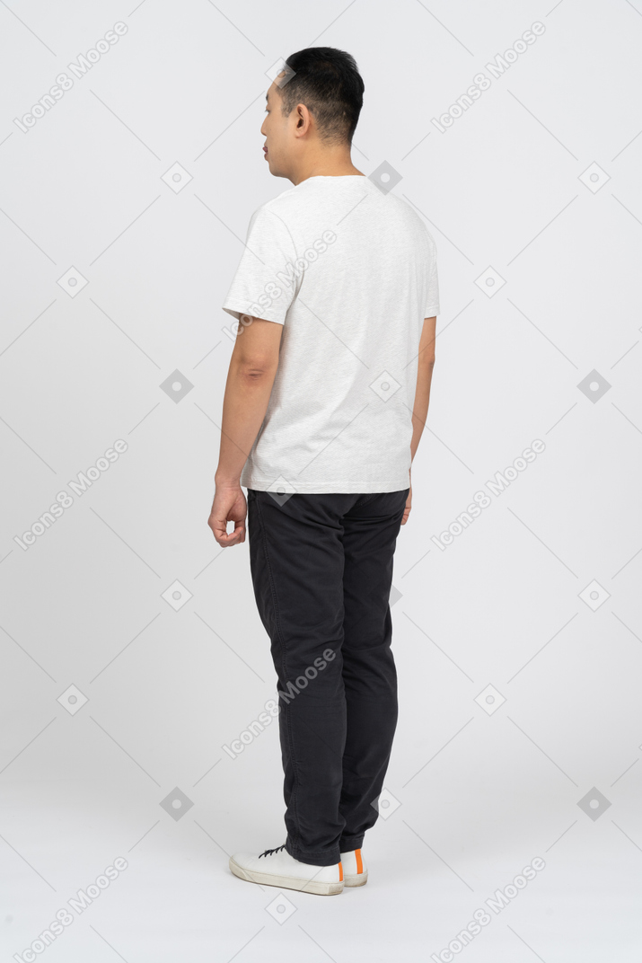 Homme en vêtements décontractés debout dos à la caméra