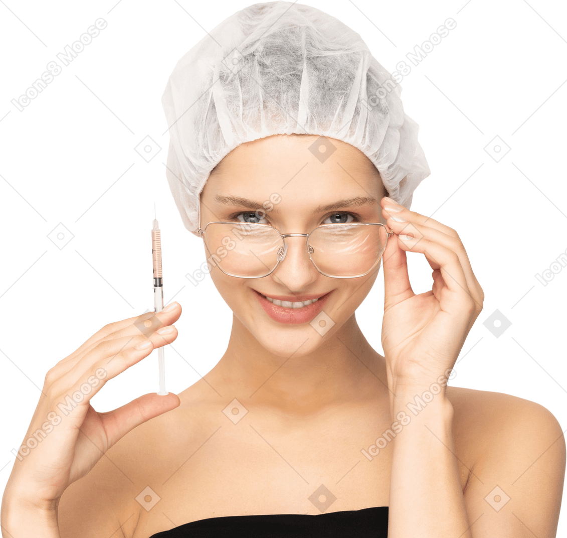 Молодая улыбающаяся женщина в очках, держащая шприц