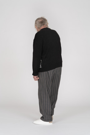 Vista posteriore di un vecchio in maglione nero