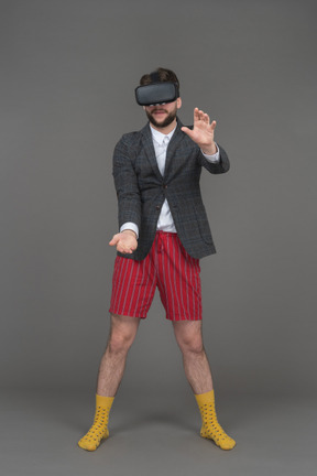 Uomo in cuffia vr che batte le mani