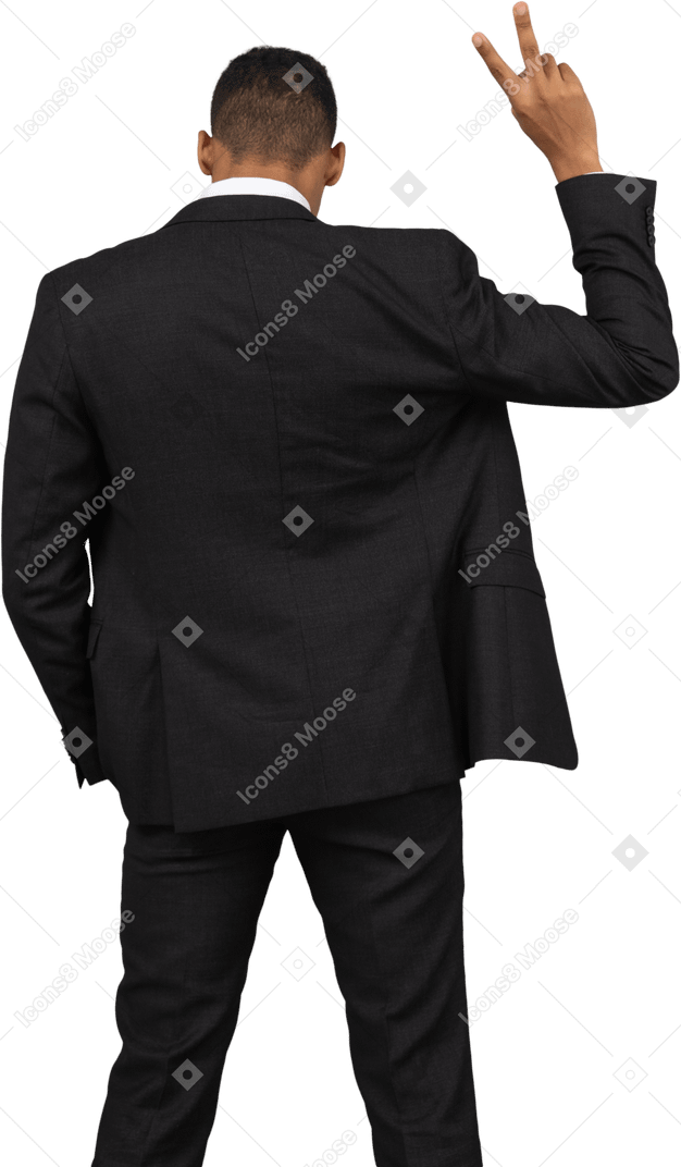 Uomo in abito nero in piedi