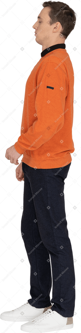 Giovane uomo in felpa arancione in piedi