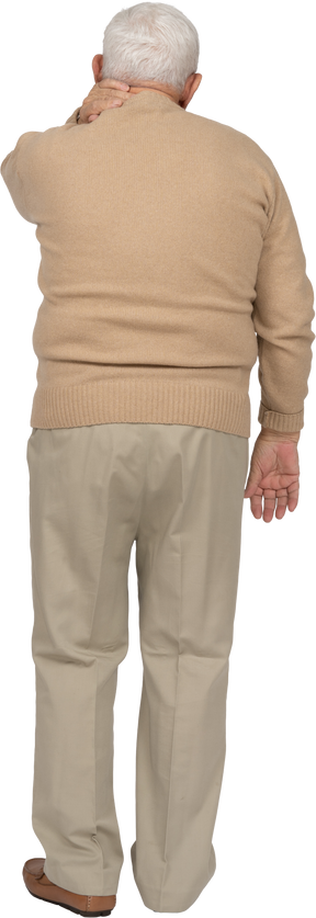 Rückansicht eines alten mannes in freizeitkleidung, der unter nackenschmerzen leidet