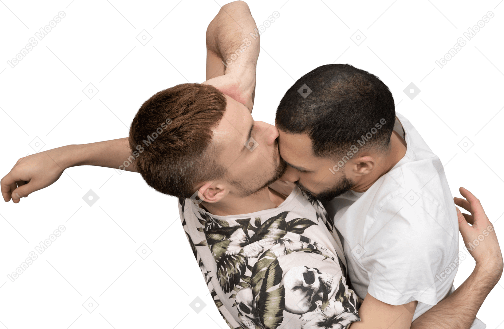 Postura plana de dois jovens caucasianos deitados no chão, um beijando a testa do outro