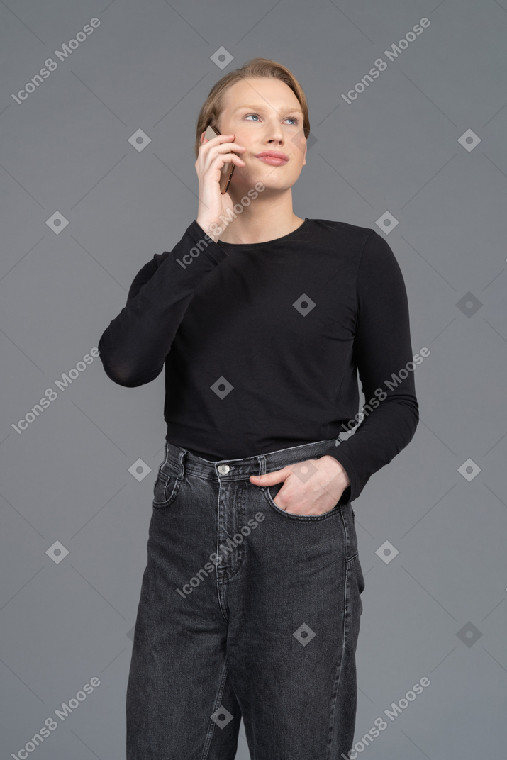 Человек смотрит в сторону во время разговора по телефону