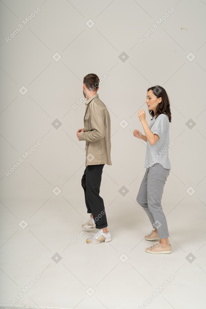 Вид сбоку на танцующих мужчину и женщину