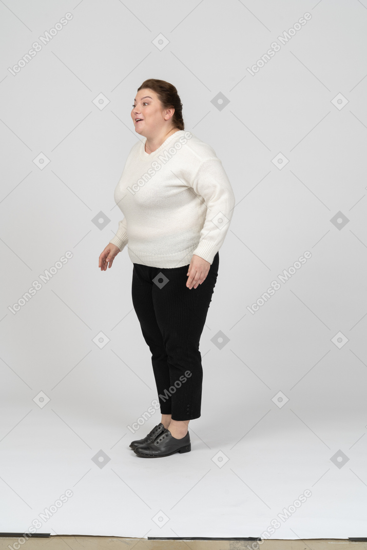 Vista laterale di una donna grassoccia in maglione bianco white
