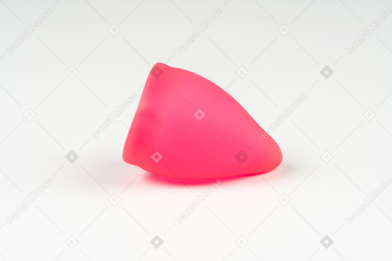 Розовая менструальная чаша на белом фоне